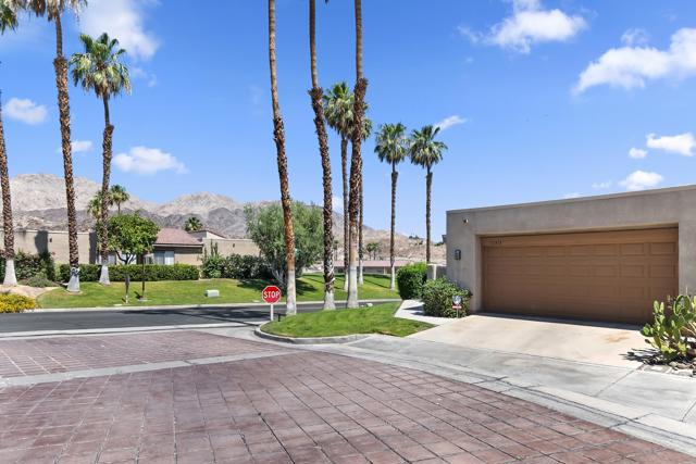 72416 Sommerset Drive, Palm Desert CA: https://media.crmls.org/mediaz/e9fa1baf-192d-4126-b4df-1adfdc114d2f.jpg