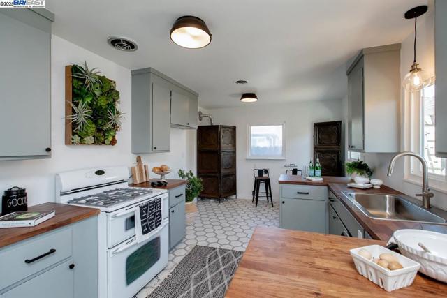 1366 Hansen Ave, Alameda CA: https://media.crmls.org/mediaz/e9fa2d7b-a9e2-4a1b-aa4f-c6fc1a230973.jpg