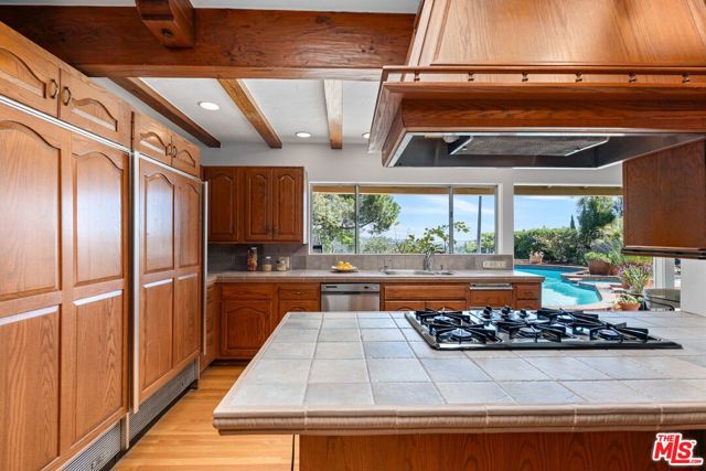 2200 Jeffersonia Way, Los Angeles CA: https://media.crmls.org/mediaz/e9fa6147-0dc3-48aa-9725-188e8de69c73.jpg