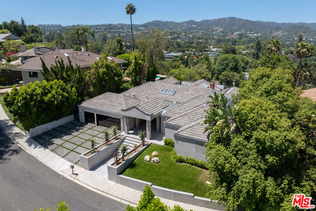 4423 Bergamo Drive, Encino CA: https://media.crmls.org/mediaz/e9fa79bb-3063-4374-9797-041e320a3420.jpg