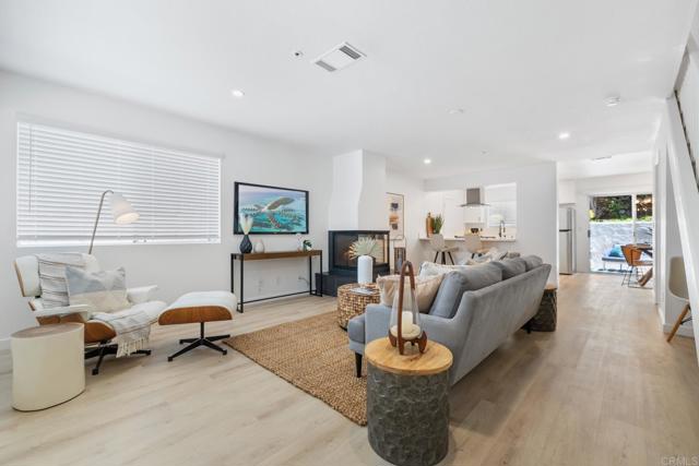 Detail Gallery Image 4 of 16 For 838 Valley Ave, Solana Beach,  CA 92075 - 2 Beds | 2/1 Baths