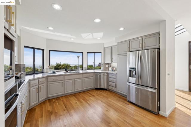 6019 Ridgemont Dr, Oakland CA: https://media.crmls.org/mediaz/e9fb356c-878d-4d18-a3a8-5232e3262668.jpg