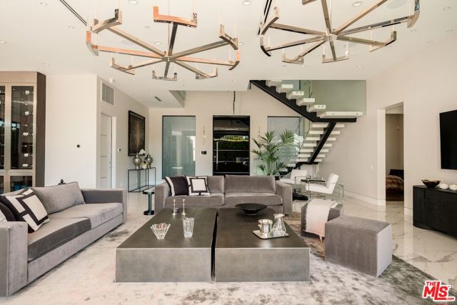 4049 Coldwater Canyon Avenue, Studio City CA: https://media.crmls.org/mediaz/e9fb4b4c-fb03-424e-8b44-9aea45763afc.jpg