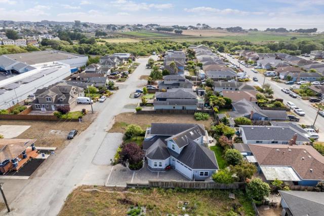 414 Belleville Boulevard, Half Moon Bay CA: https://media.crmls.org/mediaz/e9fb6b25-7695-45ae-9fe4-f432ce558384.jpg