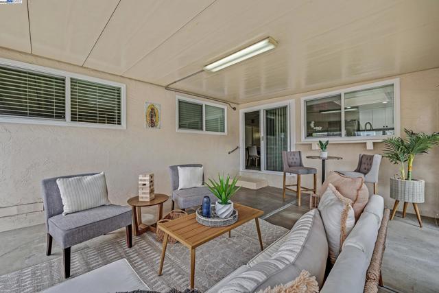2702 Chinook Ct, Union City CA: https://media.crmls.org/mediaz/e9fbbfe6-e228-4f5a-888d-f40527f81481.jpg