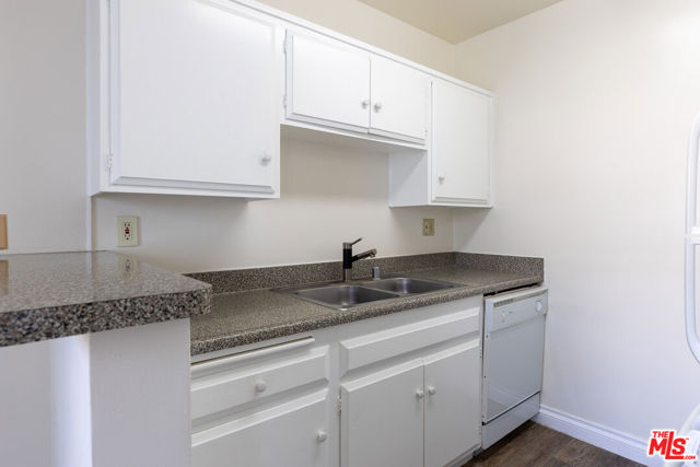 1295 FEDERAL Avenue, Los Angeles CA: https://media.crmls.org/mediaz/e9fc8825-53c2-4697-8a5b-ef9e84f21224.jpg
