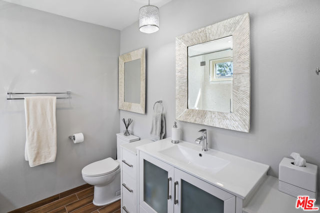 6505 Dume Drive, Malibu CA: https://media.crmls.org/mediaz/e9fdd2c1-bbdf-4596-8338-b55c1e52f882.jpg