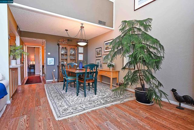 2748 Tice Creek Dr, Walnut Creek CA: https://media.crmls.org/mediaz/e9fdfa15-213d-48fb-84d9-df64ee43e06e.jpg