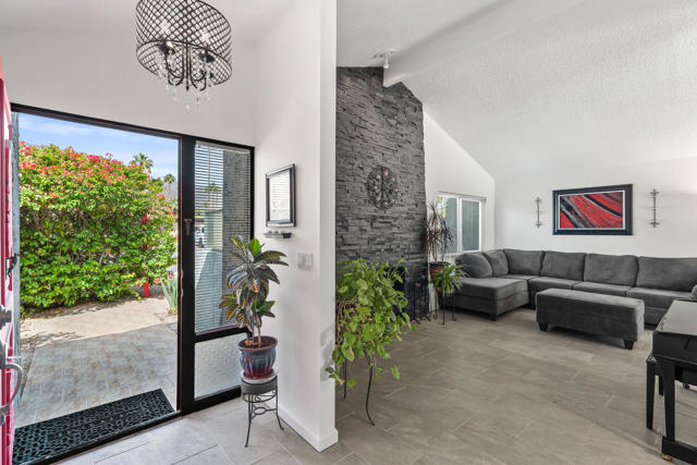 526 N Sunset Way, Palm Springs CA: https://media.crmls.org/mediaz/e9fe6d4f-3f7a-4bcc-912c-cf9c3a3641e2.jpg