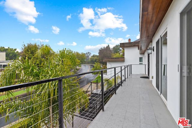 436 Levering Avenue, Los Angeles CA: https://media.crmls.org/mediaz/e9fe82ff-cc7c-4b89-b896-7efe5c5653d4.jpg
