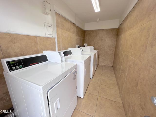 633 meta Street, Oxnard CA: https://media.crmls.org/mediaz/e9ff5f17-4902-4171-8754-c90ca76eaf4a.jpg