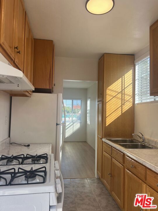 2415 Arizona Avenue, Santa Monica CA: https://media.crmls.org/mediaz/ea001739-1c9e-4dc8-bbe4-580225917852.jpg