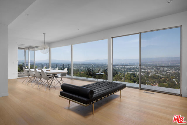 3268 Wrightwood Drive, Studio City CA: https://media.crmls.org/mediaz/ea0089d5-62f3-40e4-8341-2fa3c8effe68.jpg