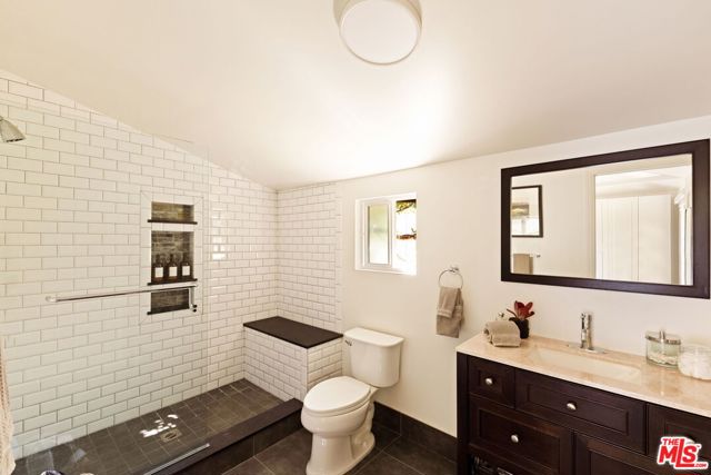 13128 Hartsook Street, Sherman Oaks CA: https://media.crmls.org/mediaz/ea00dbd4-83bf-4d42-b8b8-61fc8aad3974.jpg