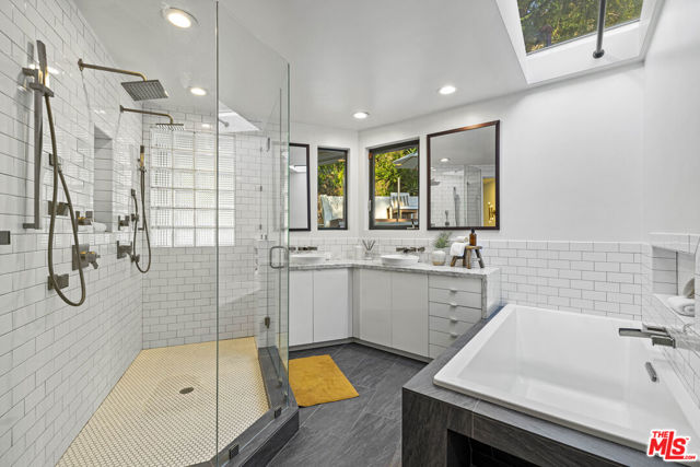 3873 Berry Drive, Studio City CA: https://media.crmls.org/mediaz/ea014604-de0d-40f4-9190-6bc2fd3fbaff.jpg