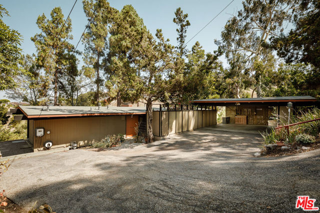 2 Seahurst Road, Rolling Hills Estates CA: https://media.crmls.org/mediaz/ea01599c-e3ed-4964-8656-9bb05f655ed2.jpg