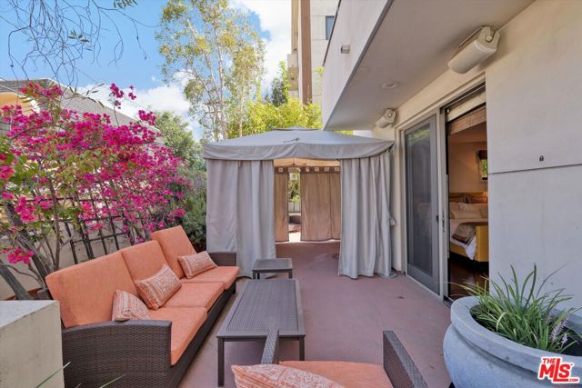 130 N Swall Drive, Beverly Hills CA: https://media.crmls.org/mediaz/ea018248-00a3-4549-bb79-54035d62c723.jpg