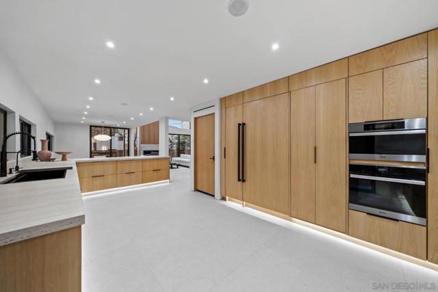 7376 Fay Ave, La Jolla CA: https://media.crmls.org/mediaz/ea01ae65-c552-4a03-9a9d-bf6c2bb1e613.jpg