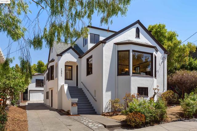 1351 Carlotta Ave, Berkeley CA: https://media.crmls.org/mediaz/ea022848-5ca8-421b-b636-6128a0f25836.jpg