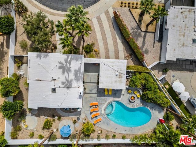 888 E Janet Circle, Palm Springs CA: https://media.crmls.org/mediaz/ea035d6d-641f-436b-b316-562ebde6c73f.jpg