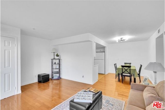 108 W Maple Street, Glendale CA: https://media.crmls.org/mediaz/ea0470e7-8875-4a9d-903d-22e97cbcca8a.jpg