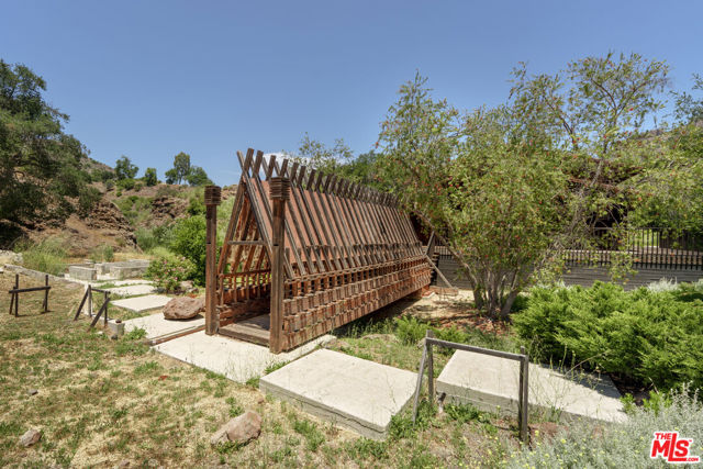 421 Westlake Boulevard, Malibu CA: https://media.crmls.org/mediaz/ea04d324-811f-468b-9b66-69b64dd1d432.jpg
