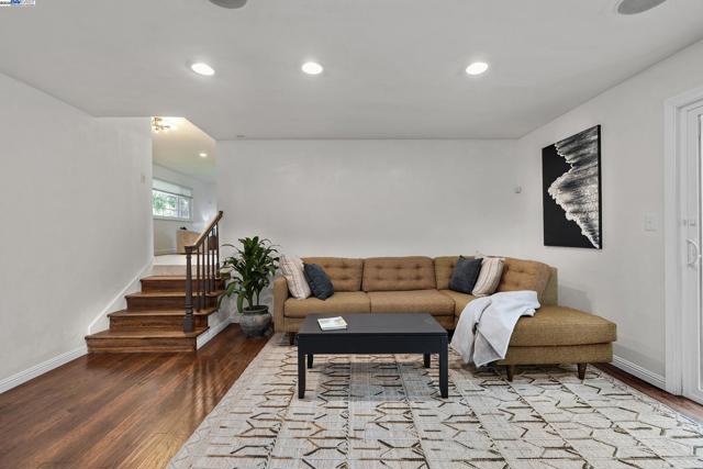 4421 Muirwood Dr, Pleasanton CA: https://media.crmls.org/mediaz/ea05882b-c3c0-465b-b3e4-e476bc4fdfdb.jpg