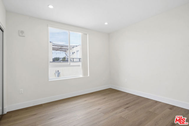 11042 La Maida Street, 203 photo 16