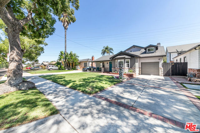 850 N Kenwood Street, Burbank CA: https://media.crmls.org/mediaz/ea0797d5-febe-4f99-ae4c-39348e7ee4b0.jpg