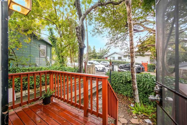 3908 Archmont Pl, Oakland CA: https://media.crmls.org/mediaz/ea07a51a-51c3-494c-8e3d-9c056540c294.jpg