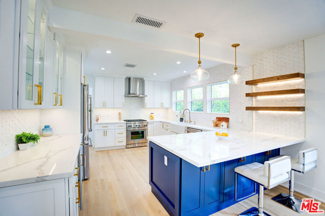 1027 S Lucerne Boulevard, Los Angeles CA: https://media.crmls.org/mediaz/ea07ead0-002d-49a3-a228-3ed32758abfe.jpg