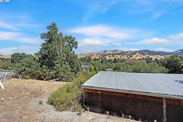 1923 Green Valley Rd, Alamo CA: https://media.crmls.org/mediaz/ea07edc7-d11e-41f2-a209-009c7833b023.jpg