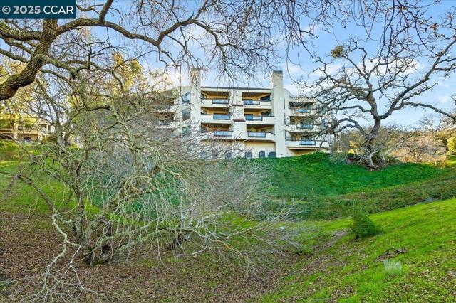 3711 Terra Granada, Walnut Creek CA: https://media.crmls.org/mediaz/ea0886a6-d1a8-4eae-99d3-6898f9c2ea7e.jpg