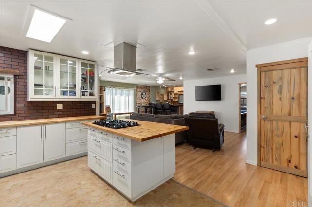 3535 Linda Vista Drive, San Marcos CA: https://media.crmls.org/mediaz/ea08d3bd-cfa3-49cc-b422-d368c9a3d94a.jpg