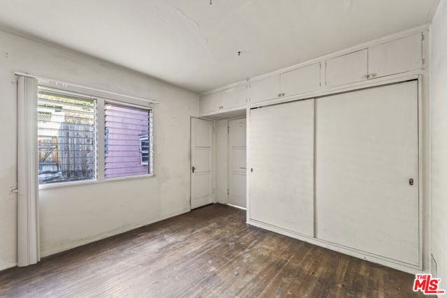 4958 Loleta Avenue, Los Angeles CA: https://media.crmls.org/mediaz/ea09cf7e-226c-4a26-9e9f-aa2b9e969a0f.jpg