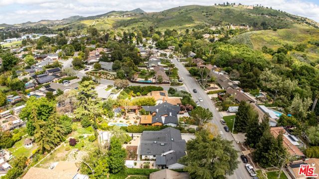 1865 El Monte Drive, Thousand Oaks CA: https://media.crmls.org/mediaz/ea0b35e9-4615-408b-9d68-1a947f47f640.jpg