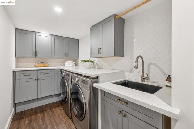 5646 Thornhill Dr, Oakland CA: https://media.crmls.org/mediaz/ea0c3acb-5734-4951-b854-fbbf4c2873bd.jpg
