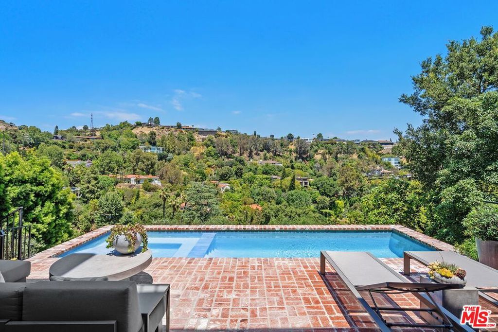 2528 Carman Crest Drive
