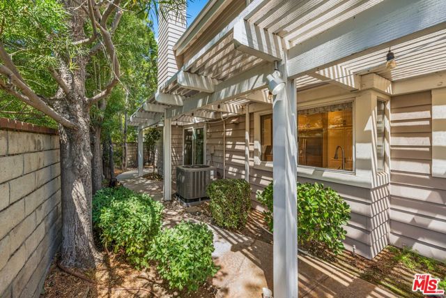 26065 Bellis Drive, Valencia CA: https://media.crmls.org/mediaz/ea0c794c-625c-4a6e-b527-d71204474ba7.jpg