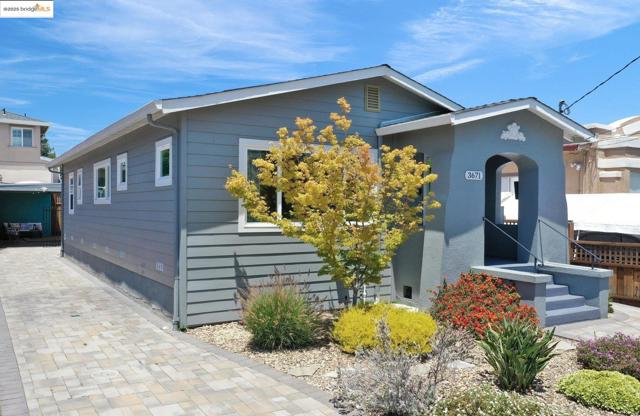 3671 38th Ave, Oakland CA: https://media.crmls.org/mediaz/ea0da77d-e7f8-4cd9-90f3-b626299fd58e.jpg