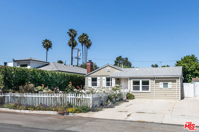 2722 Granville Avenue, Los Angeles CA: https://media.crmls.org/mediaz/ea0dc88f-c0b8-4a16-af8f-646b738ec865.jpg