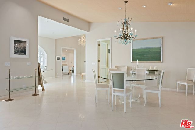 1634 Gilcrest Drive, Beverly Hills CA: https://media.crmls.org/mediaz/ea0dcaeb-0e24-42cc-bbe9-5b2658704da6.jpg