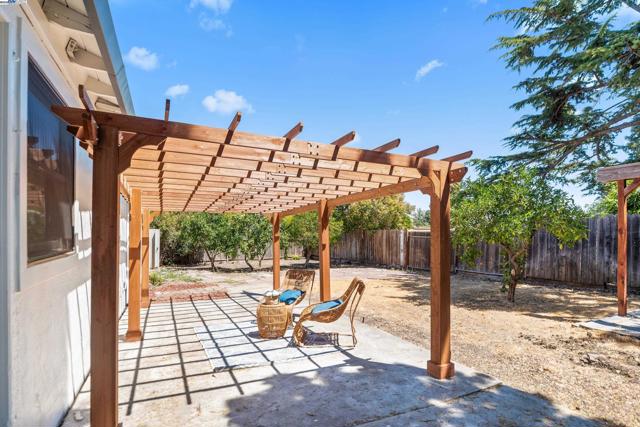 2948 Glenside Dr, Concord CA: https://media.crmls.org/mediaz/ea0e3d95-2a9f-4208-a579-f0de17b94a12.jpg