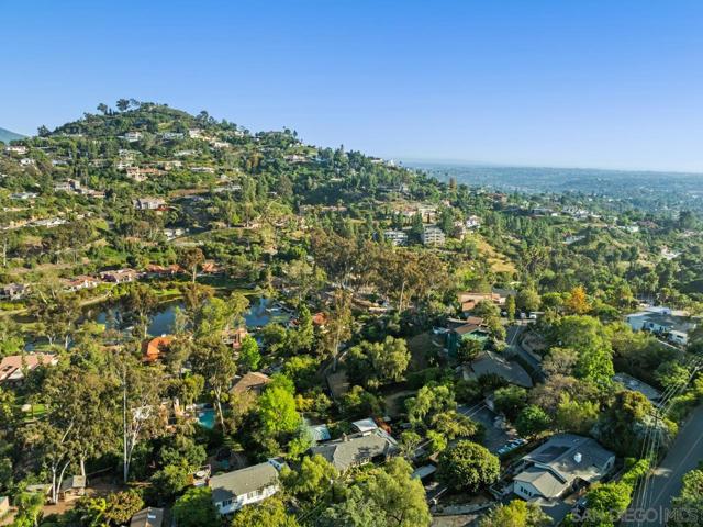 9835 Edgelake Dr, La Mesa CA: https://media.crmls.org/mediaz/ea110f41-8c6e-4b1c-b77c-2817922dc796.jpg