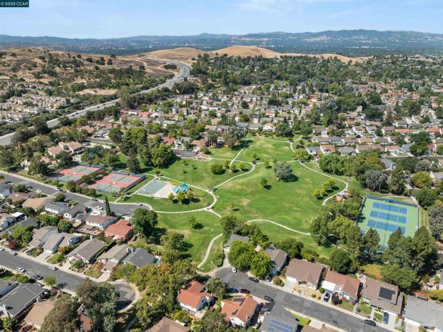 4403 Winterberry Ct, Concord CA: https://media.crmls.org/mediaz/ea11d407-3f53-4f09-b4da-dbfa8ca89036.jpg