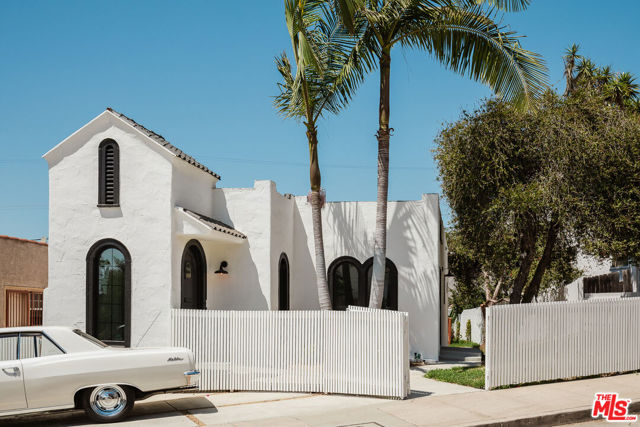 2353 Lucerne Avenue, Los Angeles CA: https://media.crmls.org/mediaz/ea11f82d-8c23-4c4b-bb0e-125143038563.jpg