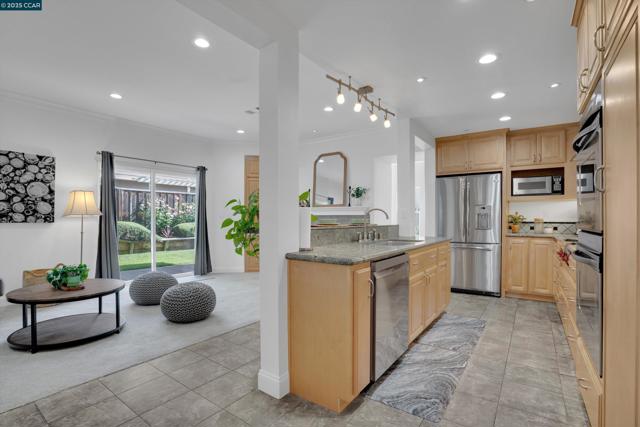 1109 Brittany Hills Ct, Martinez CA: https://media.crmls.org/mediaz/ea126775-f758-4806-bb06-6bbba53e1ed5.jpg
