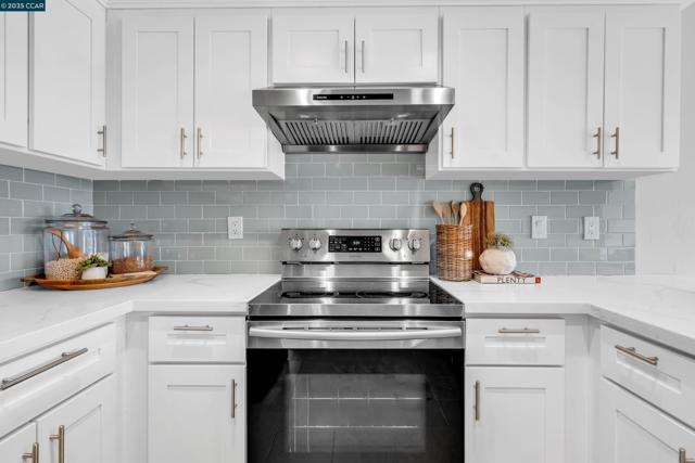 31 Turtle Creek Street, Oakland CA: https://media.crmls.org/mediaz/ea148bf0-9663-45a3-a2a7-8ead34e1053d.jpg