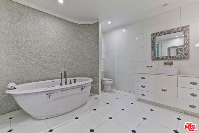 Drew Fenton | 725 N Faring Road Los Angeles CA | MLS: 7656668