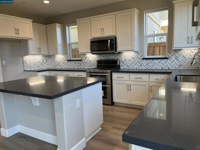 1406 Cobblestone Drive, Pittsburg CA: https://media.crmls.org/mediaz/ea162888-7365-4aa7-9569-7fb20ac55048.jpg